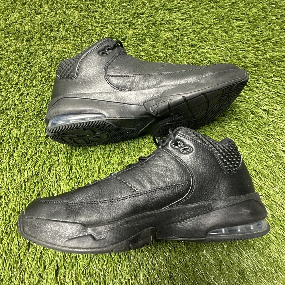 Nike Mens Air Jordan Max Aura 3 Sz 10 Black leather CZ4167-001 Triple Black